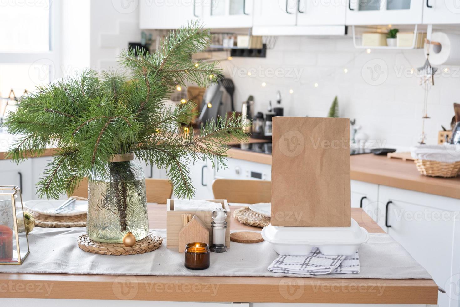 conteneurs de service de livraison de nourriture sur table dans une cuisine blanche, servis de manière festive pour la célébration de noël et du nouvel an. Gain de temps, commande à chaud, boîte en plastique jetable, emballage artisanal. maquette photo