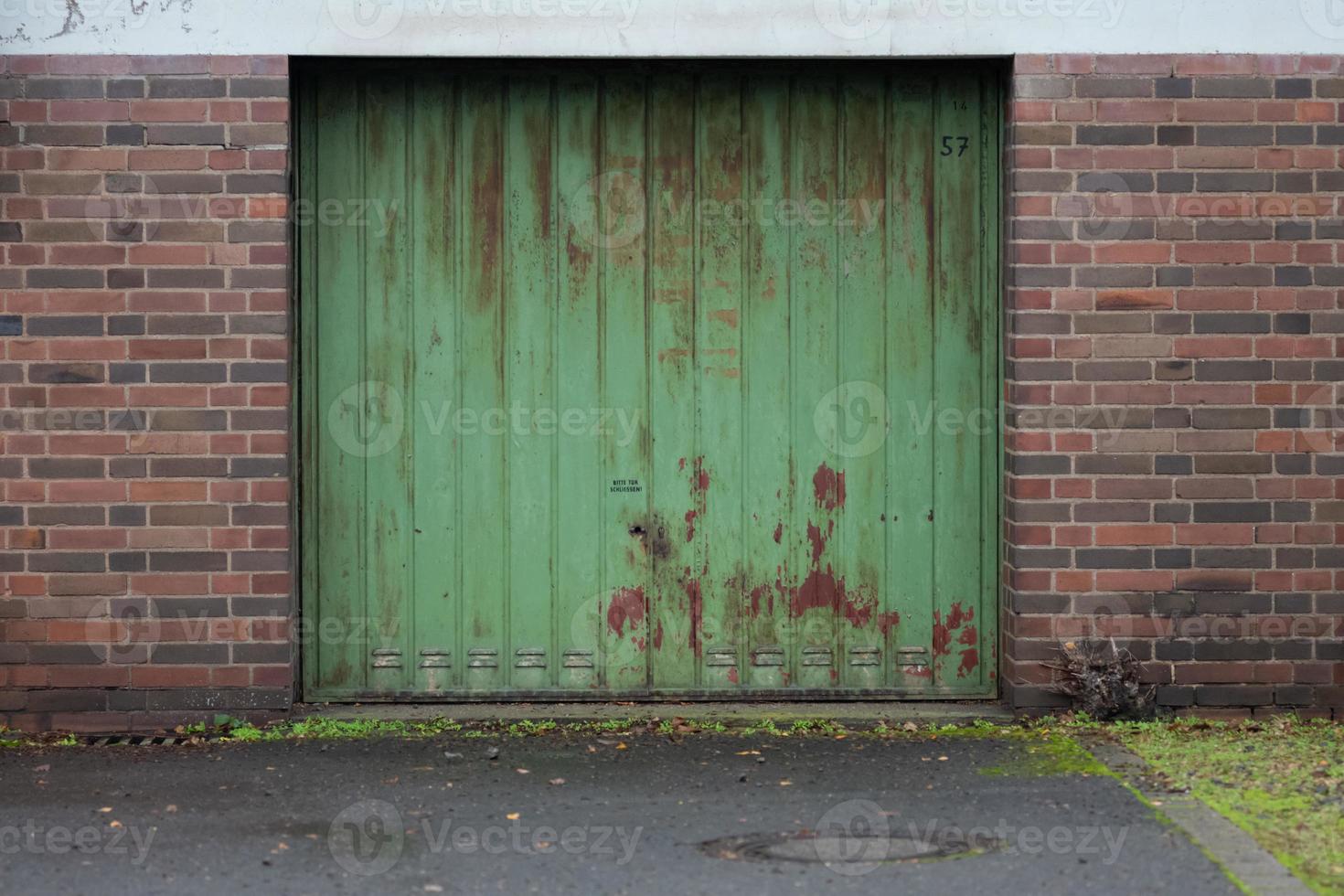 vieille porte de garage verte rouillée photo