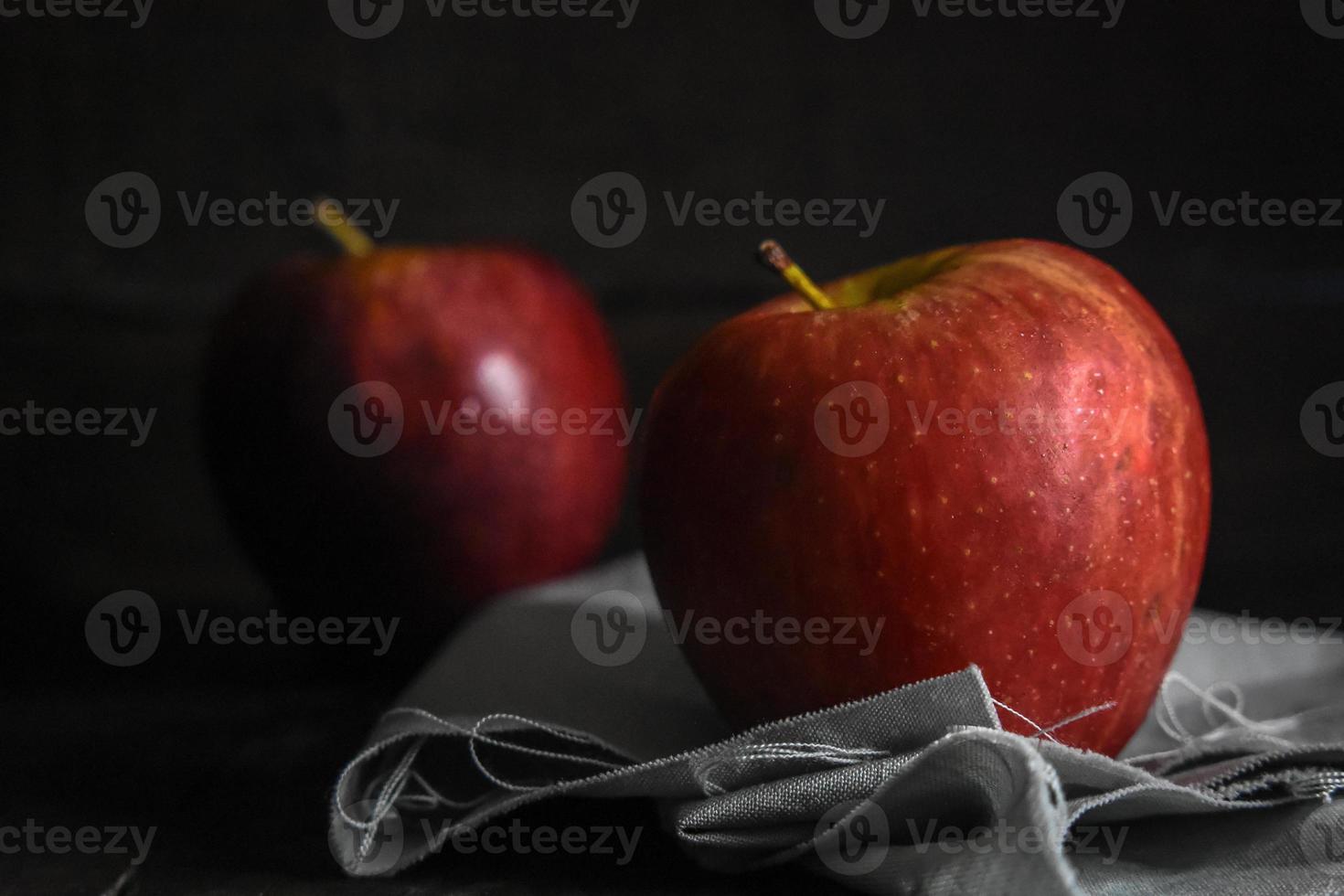 Pomme sur fond de bois photo