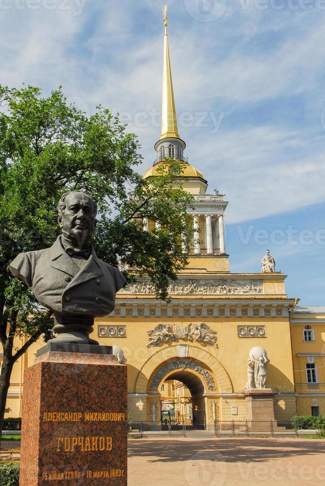 le bâtiment de l'amirauté. le buste d'am gorchakov au jardin aleksandrovsky. inscription - aleksandr mihailovich gorchakov. photo