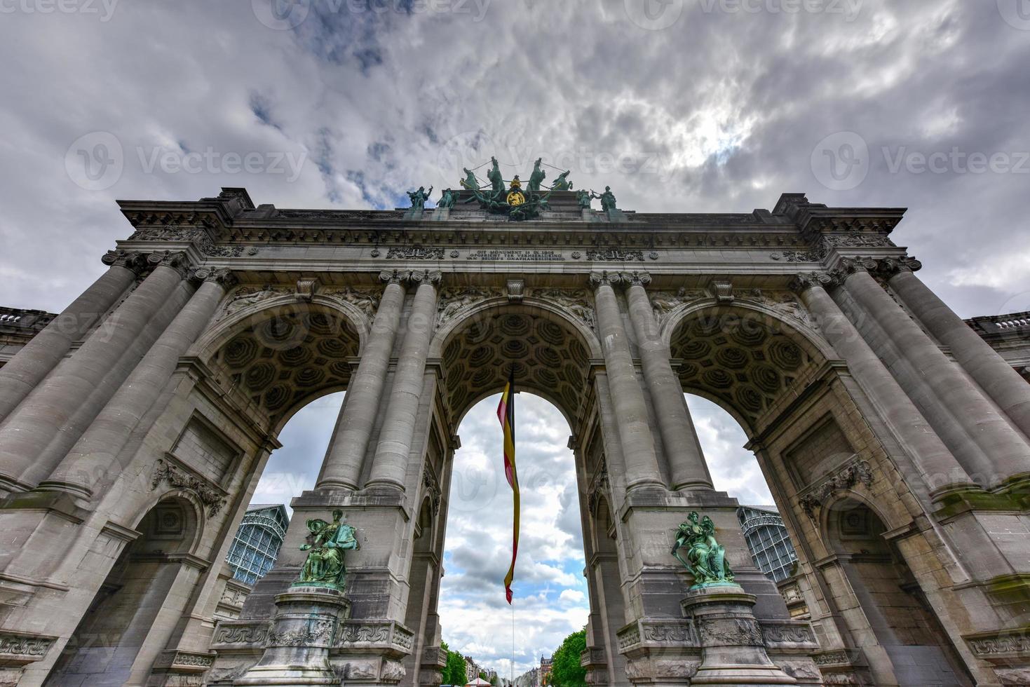 arc de triomphe dans le parc du cinquantenaire à bruxelles, était prévu pour l'exposition nationale de 1880 pour commémorer le 50e anniversaire de l'indépendance de la belgique. photo