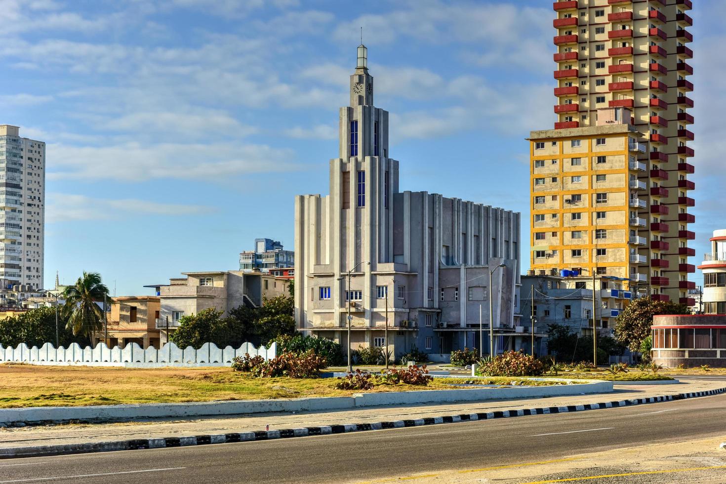 bâtiment principal de la casa de las americas dans le quartier vedado de la havane, cuba, 2022 photo