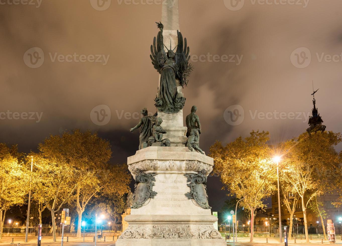 statue de francesc de paula rius i taulet sur la promenade de lluis company à barcelone, espagne la nuit. photo