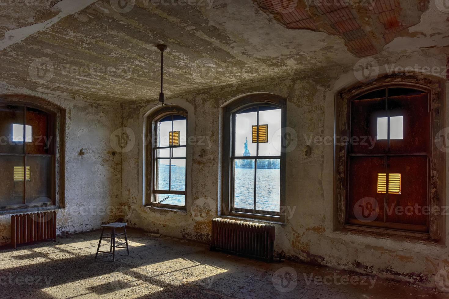 l'hôpital d'immigrants abandonné d'ellis island. c'était le premier hôpital de santé publique des états-unis, ouvert en 1902 et fonctionnant comme hôpital jusqu'en 1930. photo