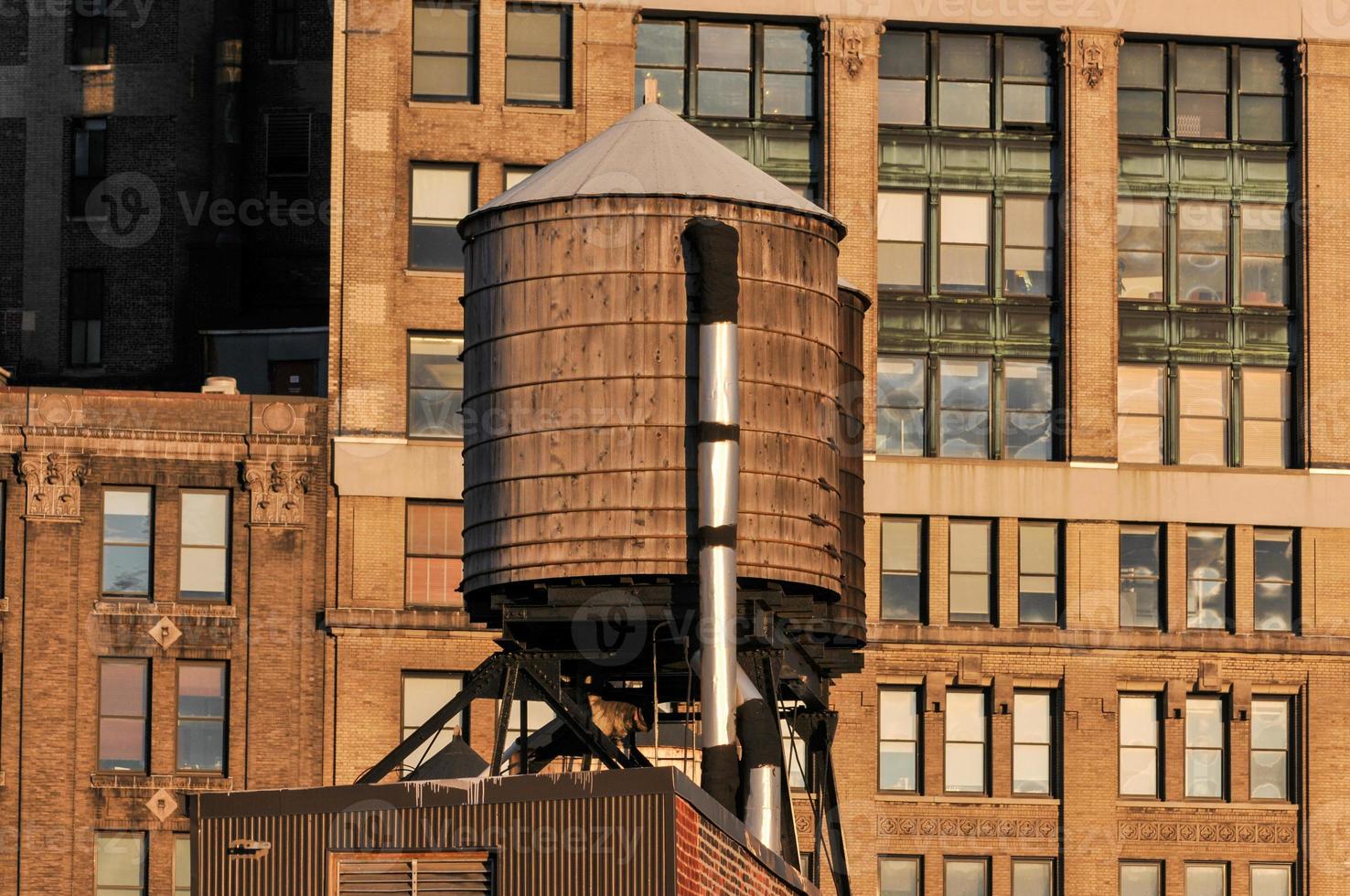 réservoir d'eau sur le toit à new york. photo