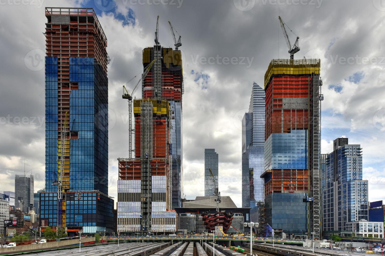 vue sur le dépôt de train de hudson yards et le développement de bâtiments vus de la ligne haute, un parc urbain vert surélevé longeant d'anciennes voies ferrées à new york. photo