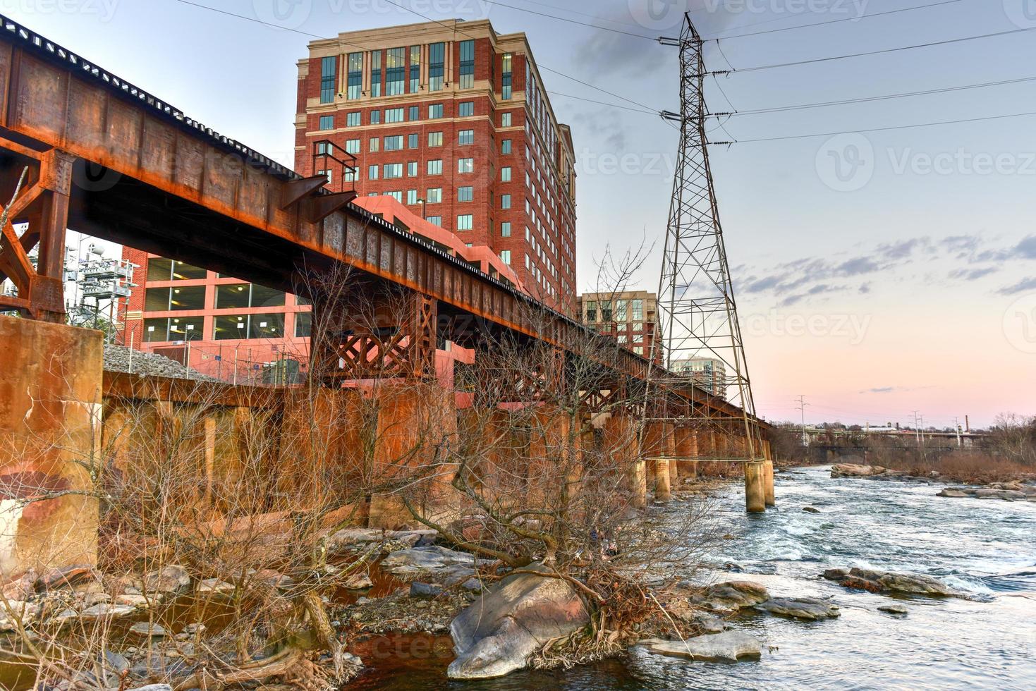 la passerelle du pipeline au-dessus de la rivière james à richmond, en virginie. photo