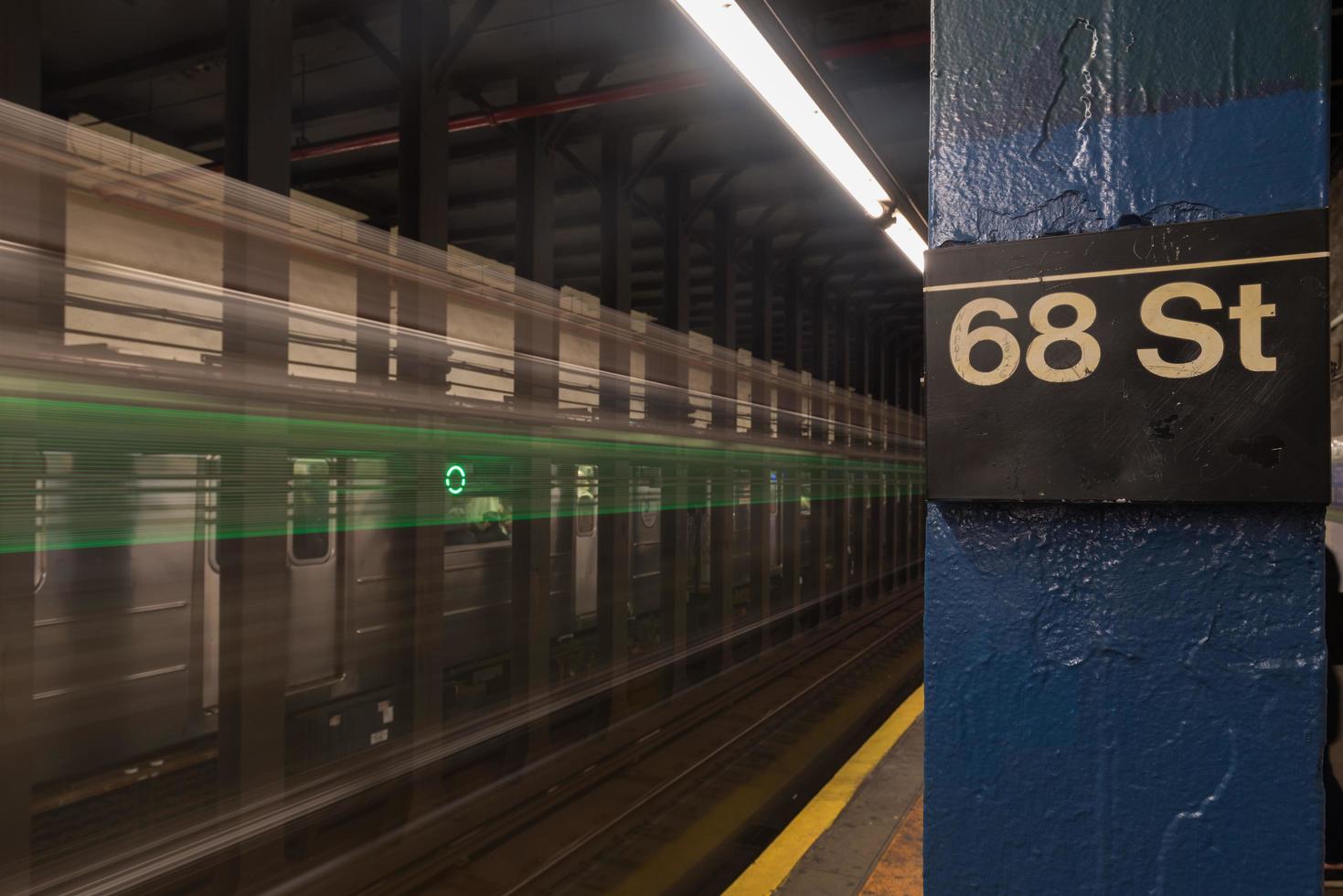 new york city - 18 novembre 2016 - six trains traversant la station de métro soixante huitième rue du côté est de manhattan, new york city. photo