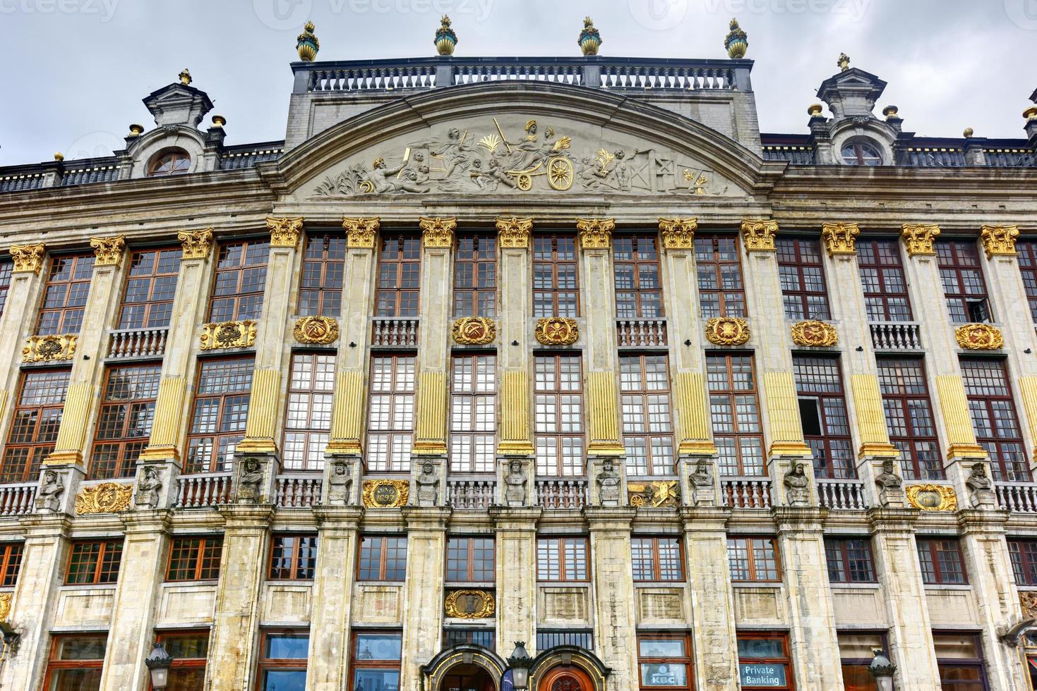 la grand place un jour nuageux à bruxelles, belgique photo