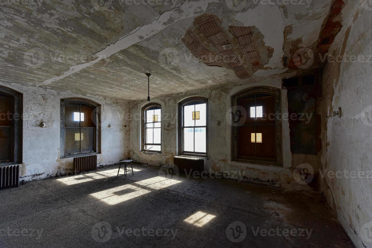 l'hôpital d'immigrants abandonné d'ellis island. c'était le premier hôpital de santé publique des états-unis, ouvert en 1902 et fonctionnant comme hôpital jusqu'en 1930. photo