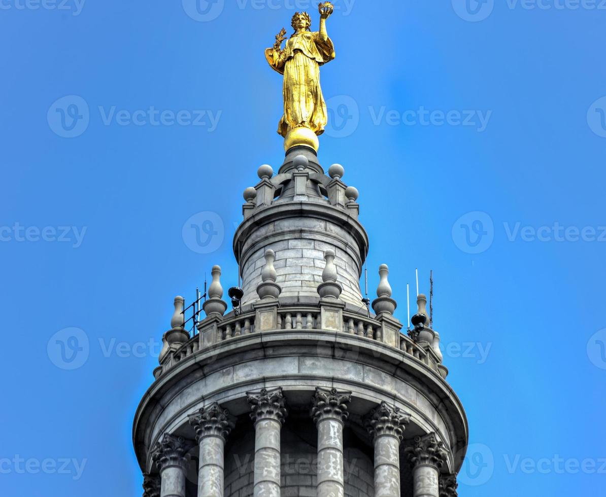 statue de renommée civique sur le bâtiment municipal de new york, un bâtiment de 40 étages construit pour répondre aux demandes accrues d'espace gouvernemental après la consolidation en 1898 des cinq arrondissements de la ville. photo