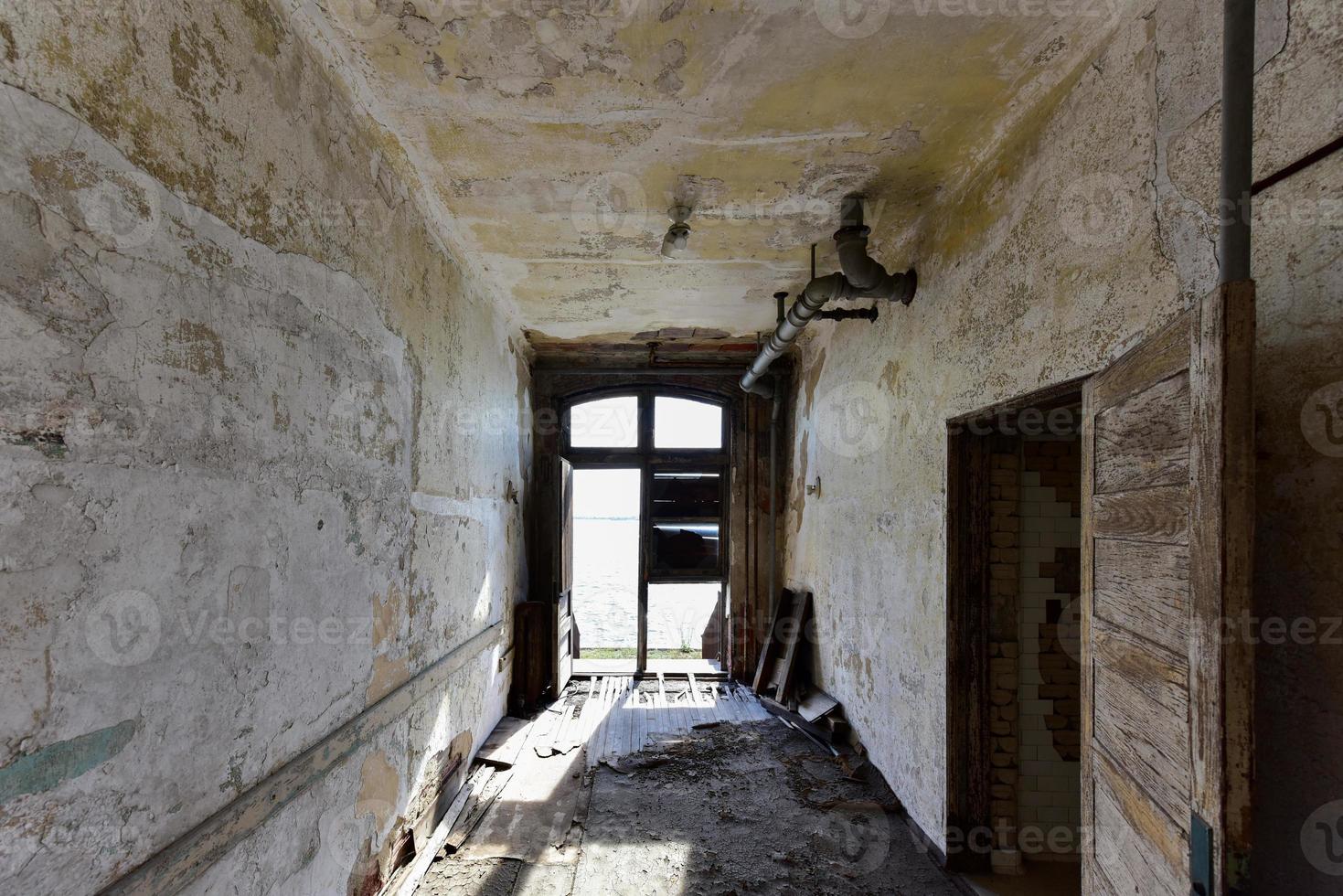 l'hôpital d'immigrants abandonné d'ellis island. c'était le premier hôpital de santé publique des états-unis, ouvert en 1902 et fonctionnant comme hôpital jusqu'en 1930. photo