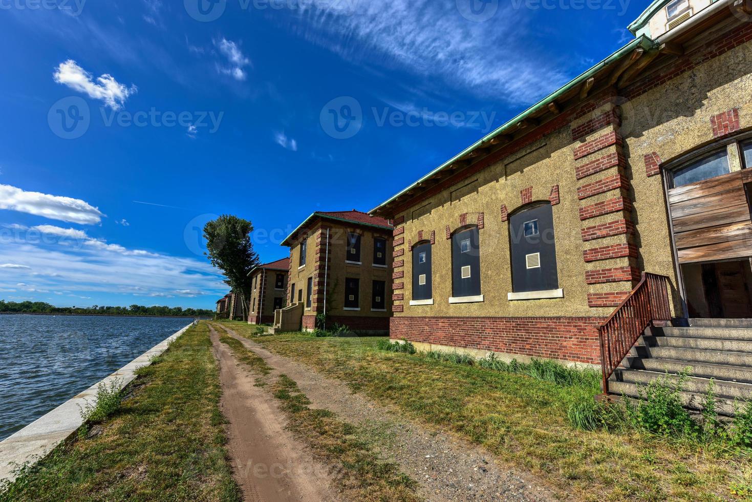 l'hôpital d'immigrants abandonné d'ellis island. c'était le premier hôpital de santé publique des états-unis, ouvert en 1902 et fonctionnant comme hôpital jusqu'en 1930. photo