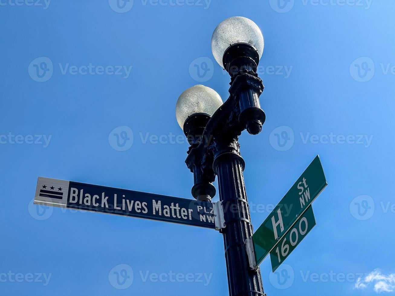 le nouveau panneau de signalisation sur la place des vies noires compte au parc lafayette et à la maison blanche. photo