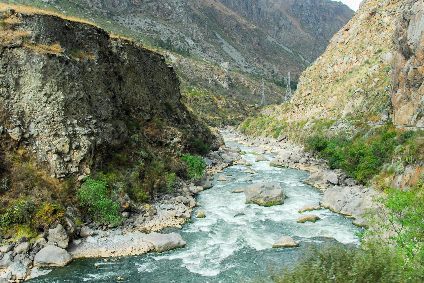 rivière urubamba près du machu picchu photo