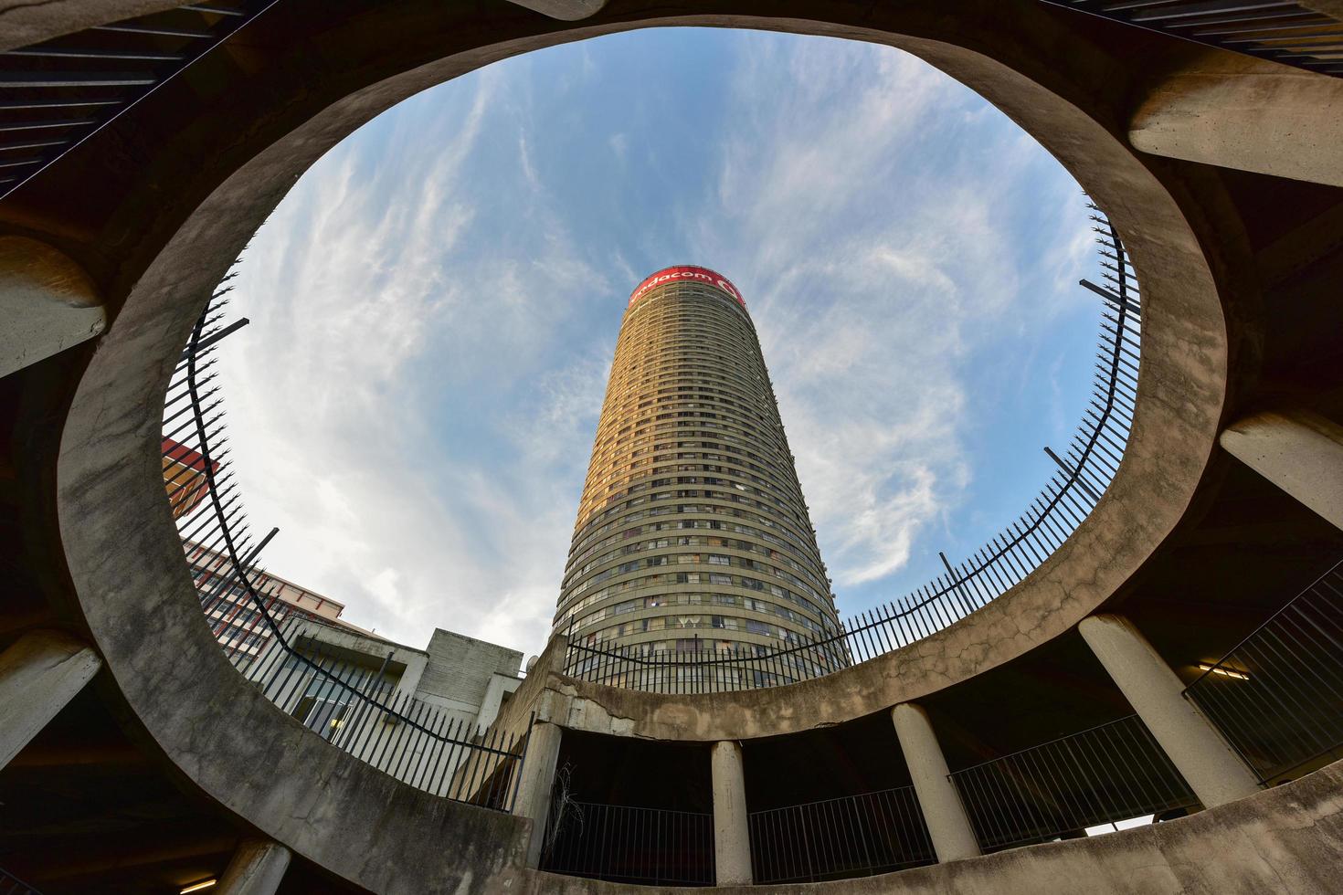 ponte tower - hillbrow, johannesburg, afrique du sud, 2021 photo