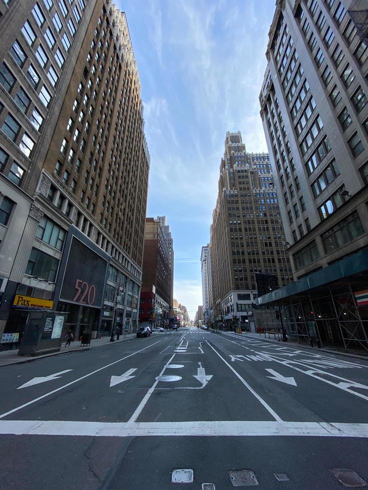 new york city - 7 avril 2020 - rues vides du centre-ville de manhattan pendant l'épidémie de coronavirus à new york city. photo