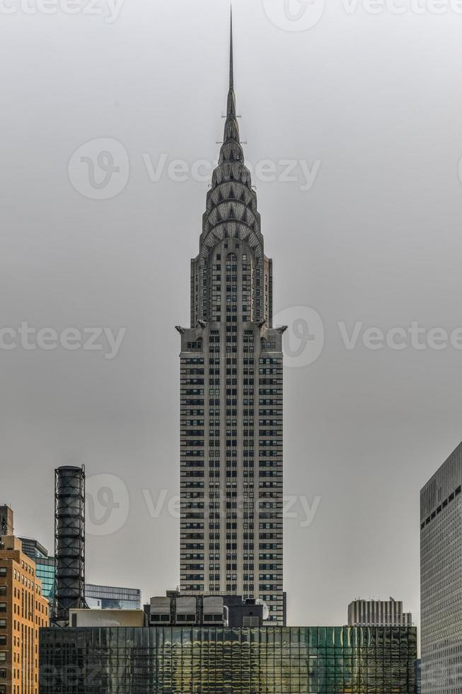 new york city - 25 octobre 2019 - vue sur le chrystler building le long de la ligne d'horizon de new york pendant la journée. photo