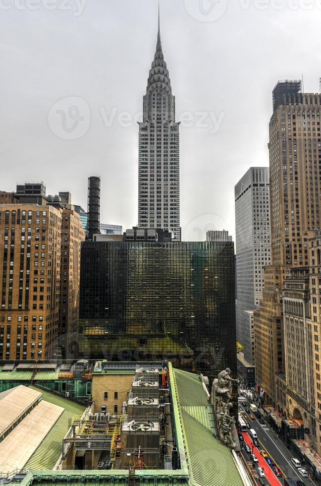 new york city - 25 octobre 2019 - vue sur le chrystler building le long de la ligne d'horizon de new york pendant la journée. photo