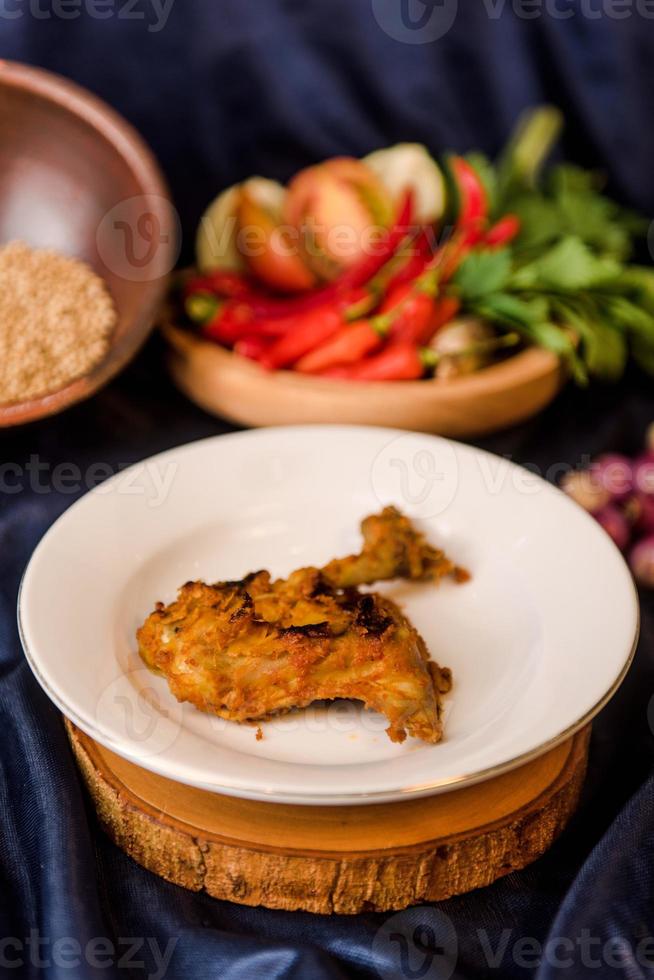 ailes de poulet frites sur le plat. nourriture indonésienne photo