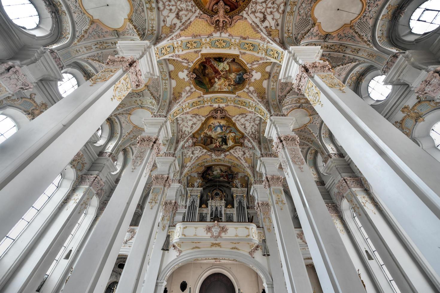 munich, allemagne - 4 juillet 2021 - intérieur de heilig geist kirche ou église du Saint-Esprit à munich, allemagne. photo