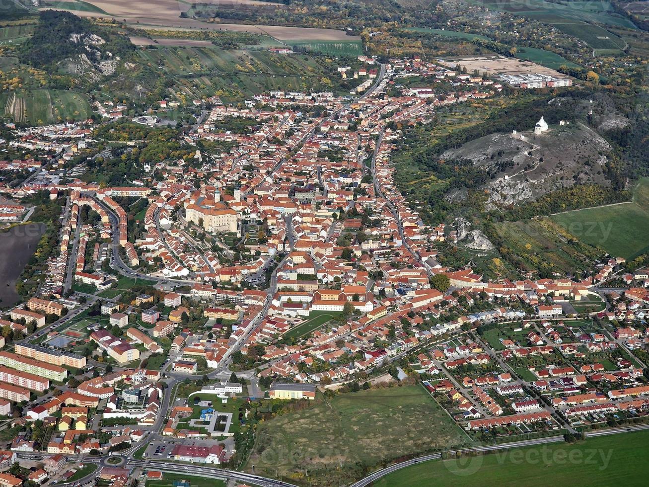 mikulov. vue aérienne du château de la vieille ville et de la tour poudrière à mikulov, république tchèque, europe. photo