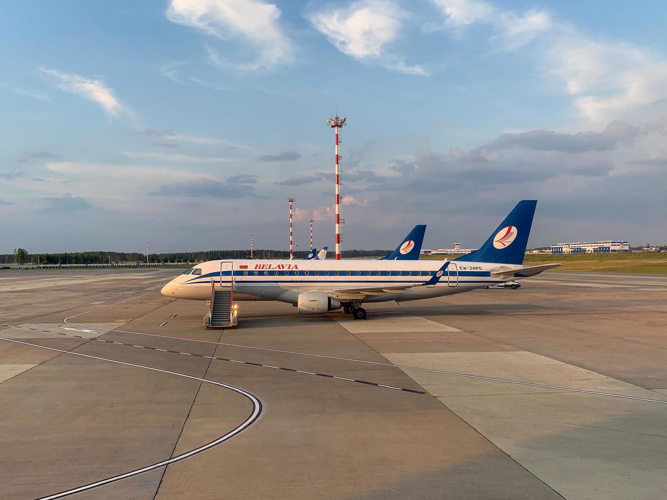 minsk, biélorussie - 21 juillet 2019 - vol belavia à l'aéroport national de minsk, biélorussie. l'aéroport est la plaque tournante de belavia. photo