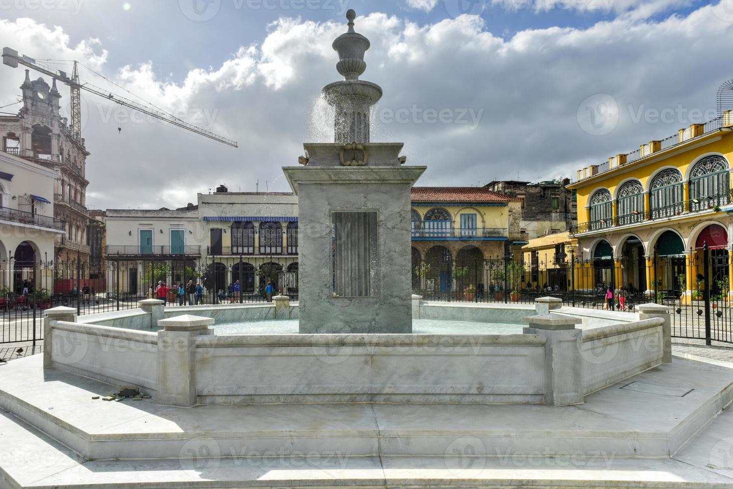 bâtiments et fontaine entourant la plaza vieja dans la vieille havane, cuba. photo