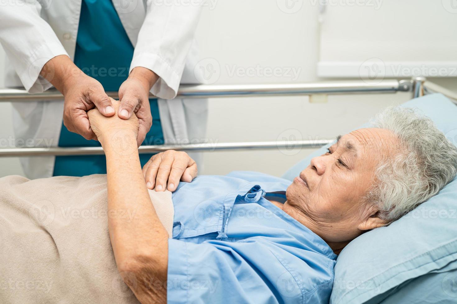 médecin touchant les mains asiatique senior ou âgée vieille dame patiente avec amour, soin, encouragement et empathie à l'hôpital. photo