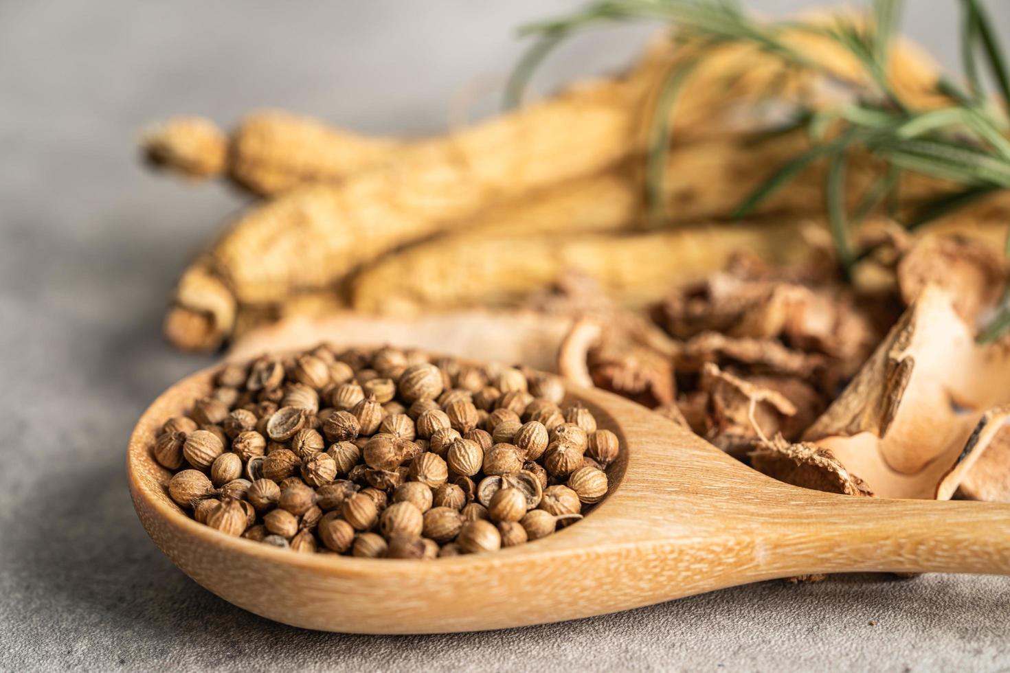 coriandre et cardamome du siam, amomum krervanh pierre, herbe d'épices séchées d'asie pour la drogue et la cuisine thaïlandaise pour une bonne santé. photo