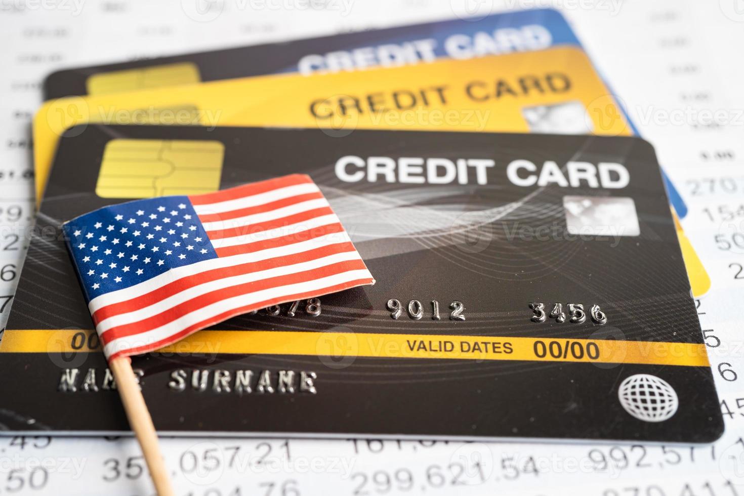 drapeau américain américain sur carte de crédit. finance développement, compte bancaire, statistiques, économie d'échange d'investissement. photo