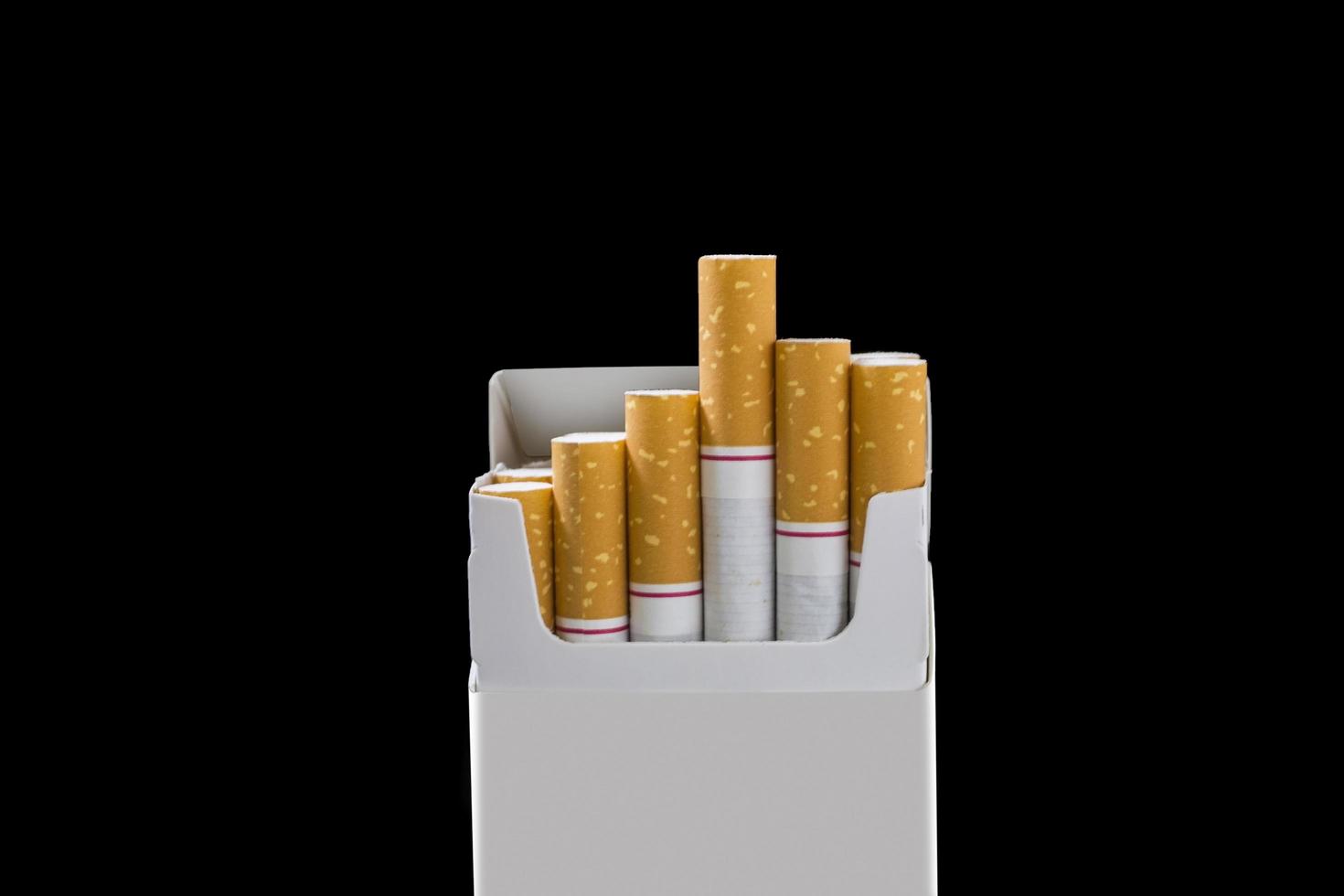 paquet ouvert de cigarettes debout isolé photo