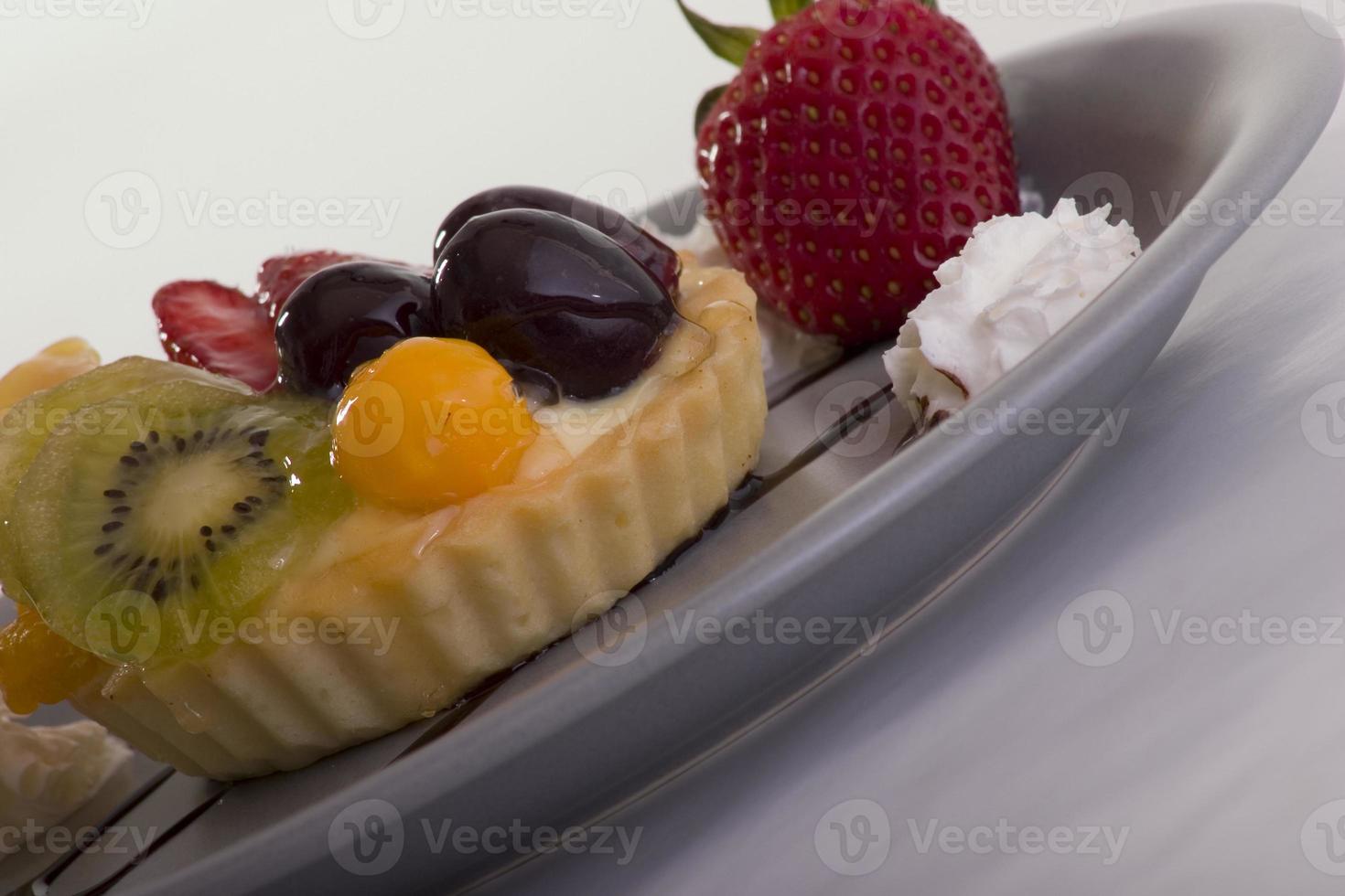 dessert avec une tarte aux fruits et chocolat photo