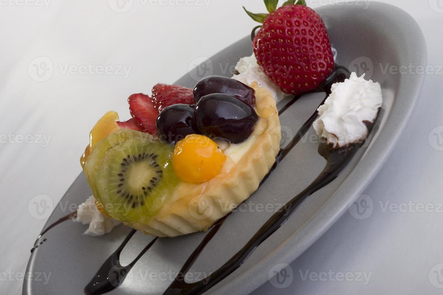 dessert avec une tarte aux fruits et chocolat photo