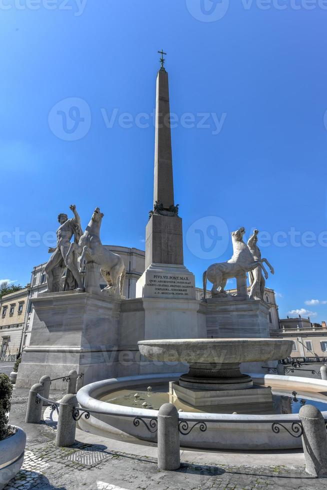 fontaine des dioscures - rome, italie photo