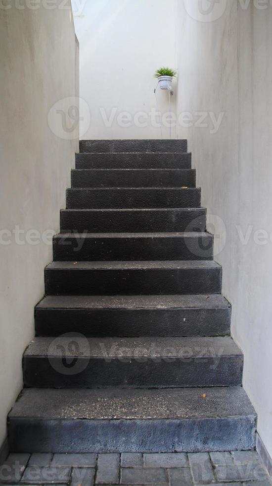 escalier menant à une pièce vide et solitaire photo