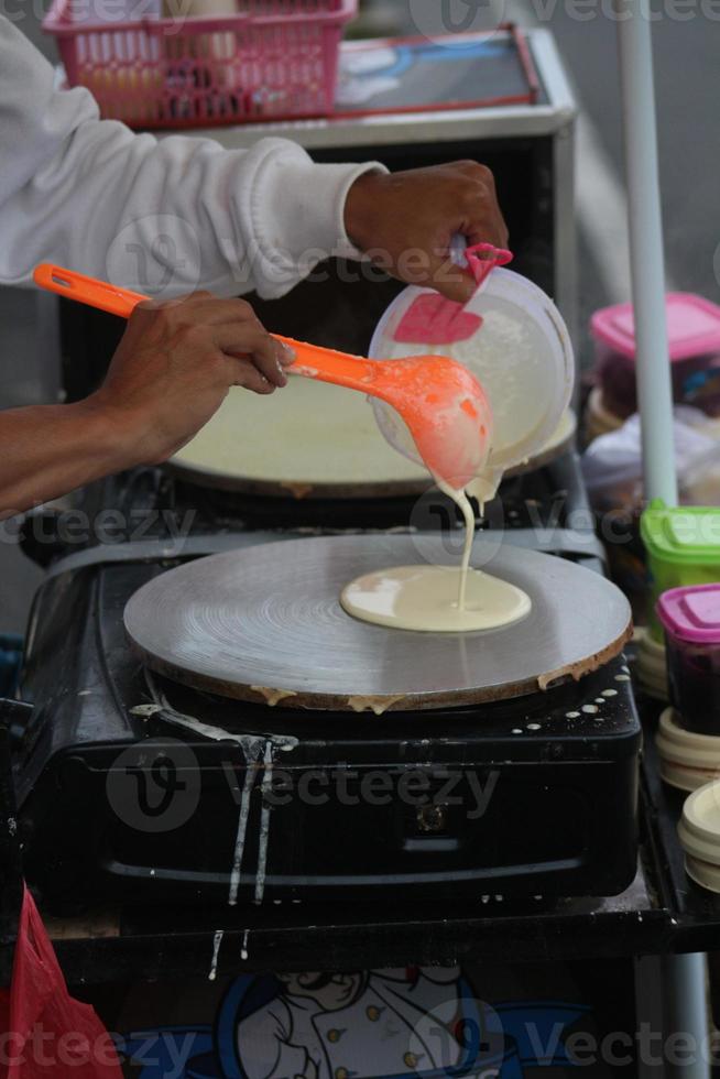 les vendeurs de nourriture qui fabriquent la célèbre cuisine malaisienne indonésienne sont appelés leker, le leker est un plat à emporter populaire parmi les malaisiens indonésiens. processus de fabrication photo