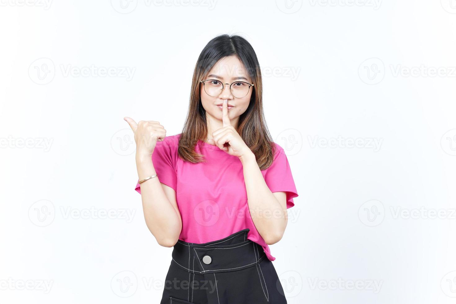 chut geste, présentation et pointage du produit latéral à l'aide du pouce d'une belle femme asiatique photo