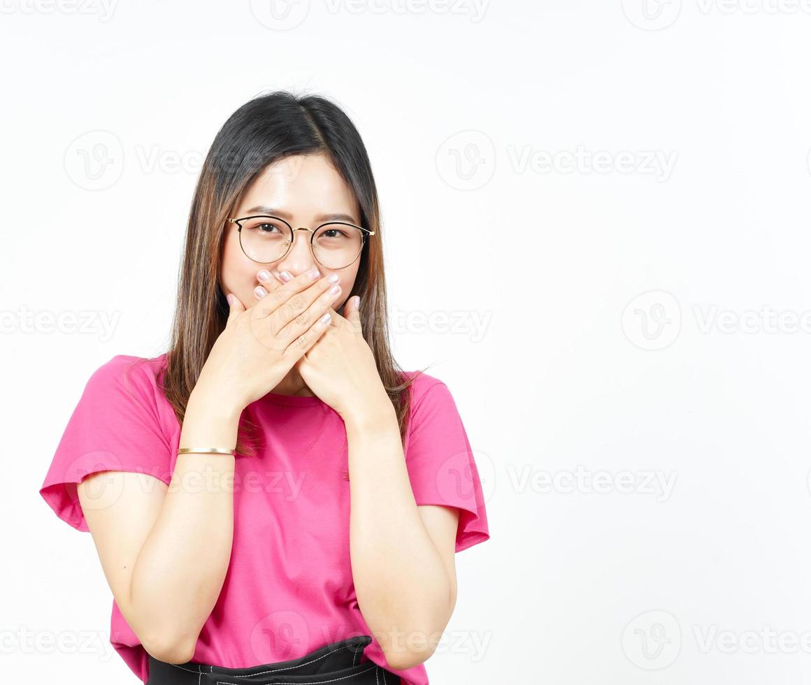couvrant la bouche et le sourire d'une belle femme asiatique isolée sur fond blanc photo