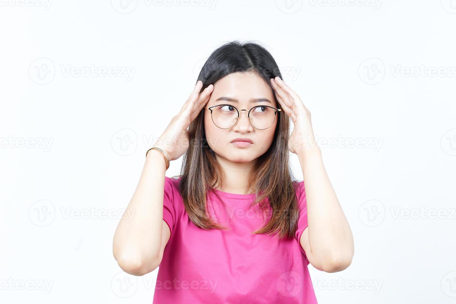 Souffrant de maux de tête geste de belle femme asiatique isolé sur fond blanc photo