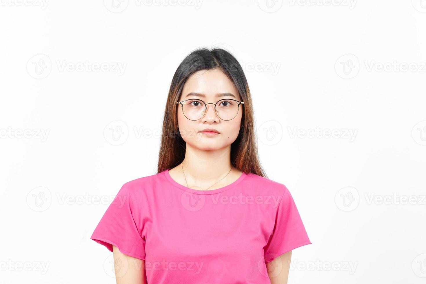 expression du visage sérieux et regardant la caméra d'une belle femme asiatique isolée sur fond blanc photo