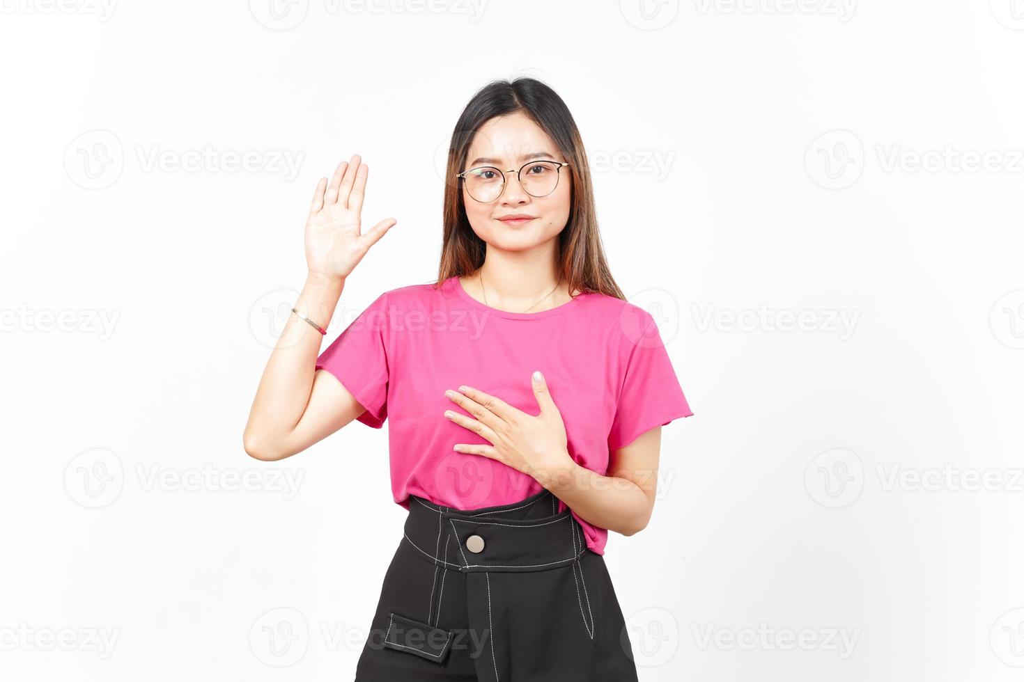 Geste de serment d'une belle femme asiatique isolée sur fond blanc photo