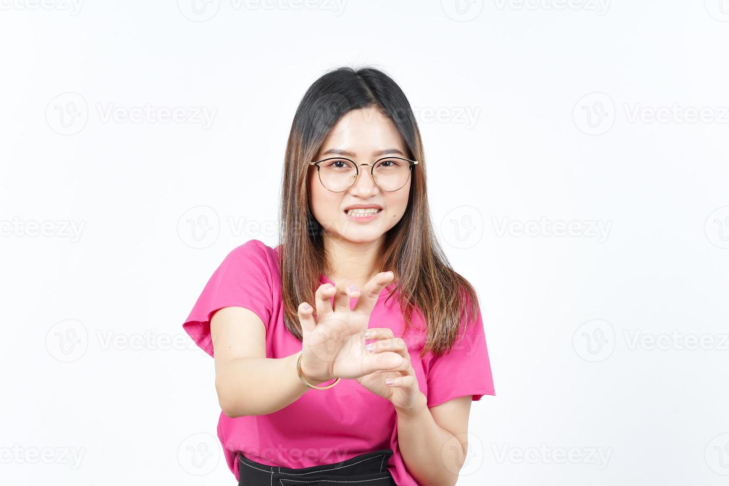 arrêter le geste de rejet d'une belle femme asiatique isolée sur fond blanc photo