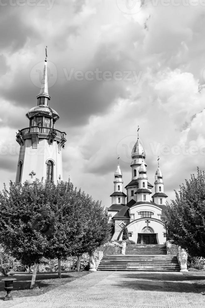 Croix de l'église chrétienne dans la haute tour du clocher pour la prière photo