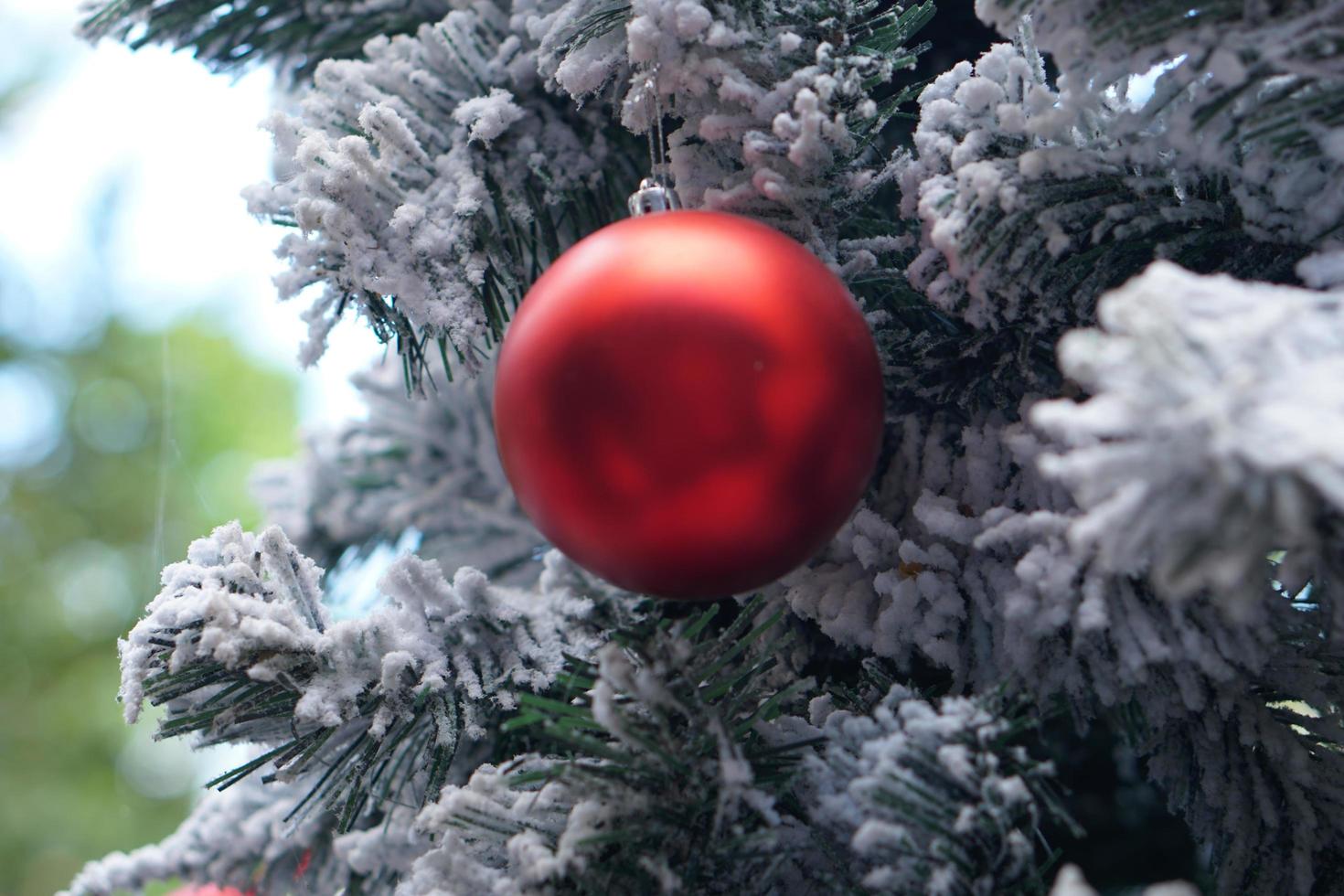 boules sur le sapin de noël dans la nouvelle année photo