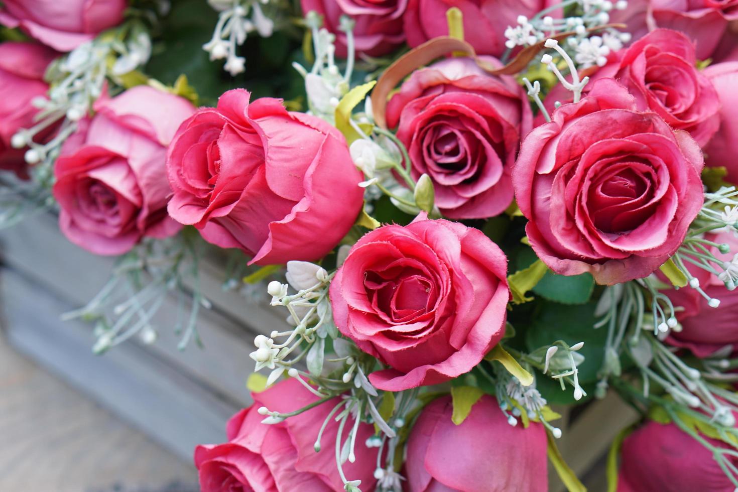 roses sur la table pour la saint valentin photo