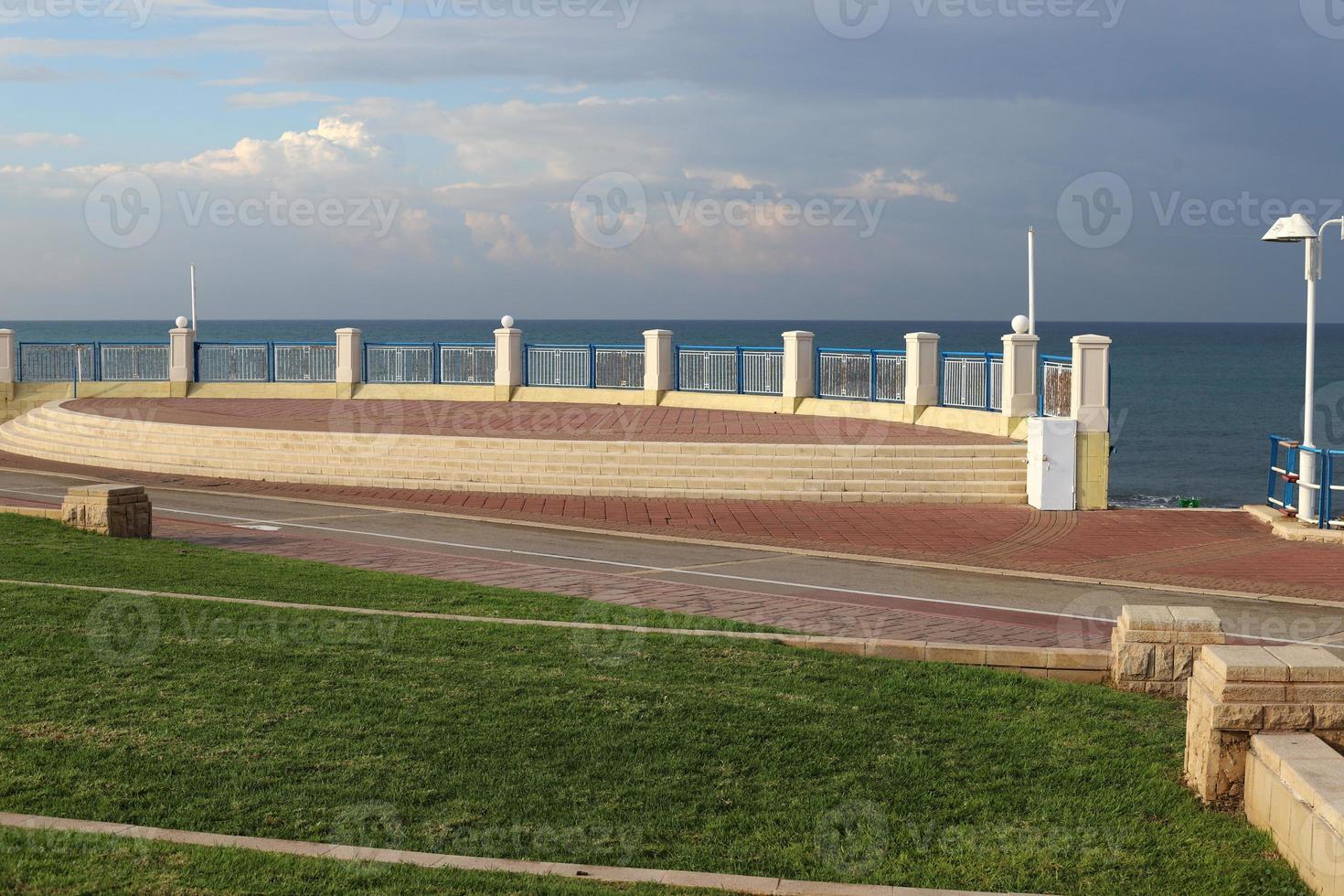 route pour piétons dans un parc de la ville du nord d'israël. photo