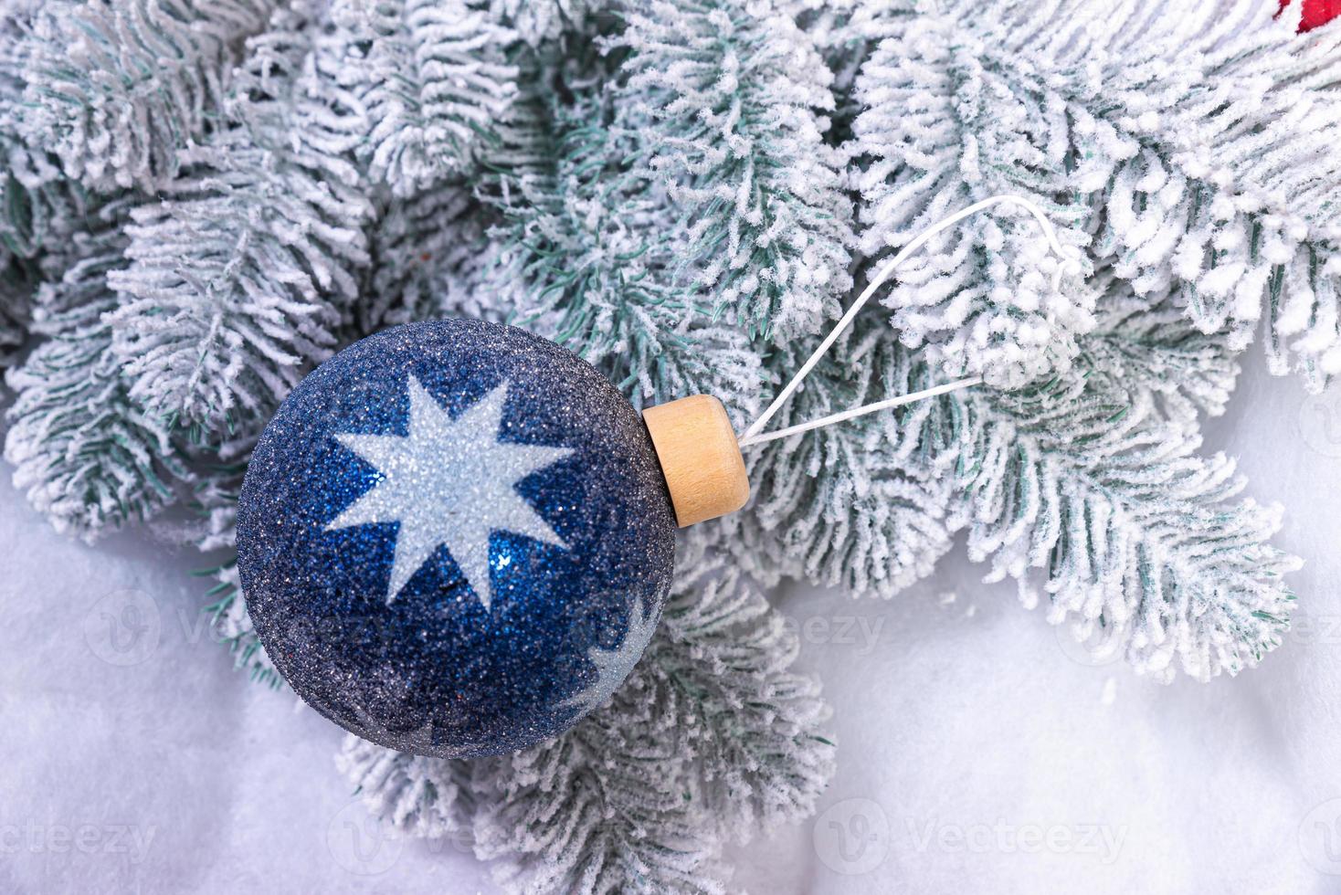 passe-temps créatif de bricolage. fabrication d'ornements et de boules de noël artisanaux faits à la main avec un sapin en feutre. arbre de noël avec des boules colorées et des coffrets cadeaux sur un mur de briques blanches avec des boules bleues et blanches photo