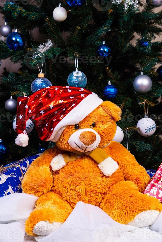 ours en peluche vous souhaite un joyeux Noël. nouvelle année. décorations de noël, jouets, cadeaux. souvenirs pour la nouvelle année. décoration de Noël. guirlande. symbole de Noël. père Noël, photo