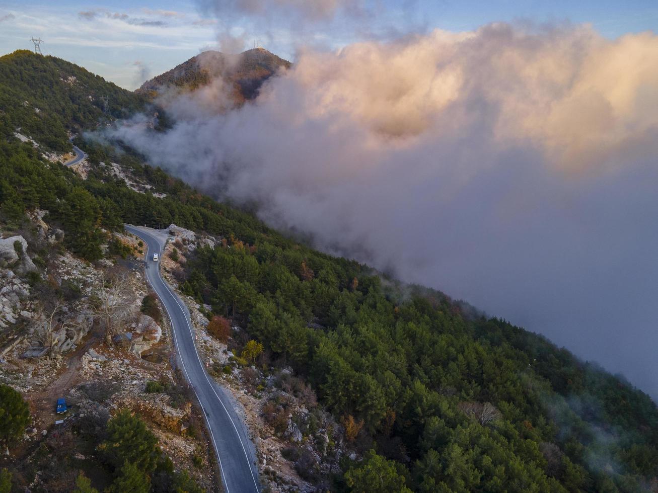 vue imprenable sur les nuages et la route depuis l'antenne dans la nature photo